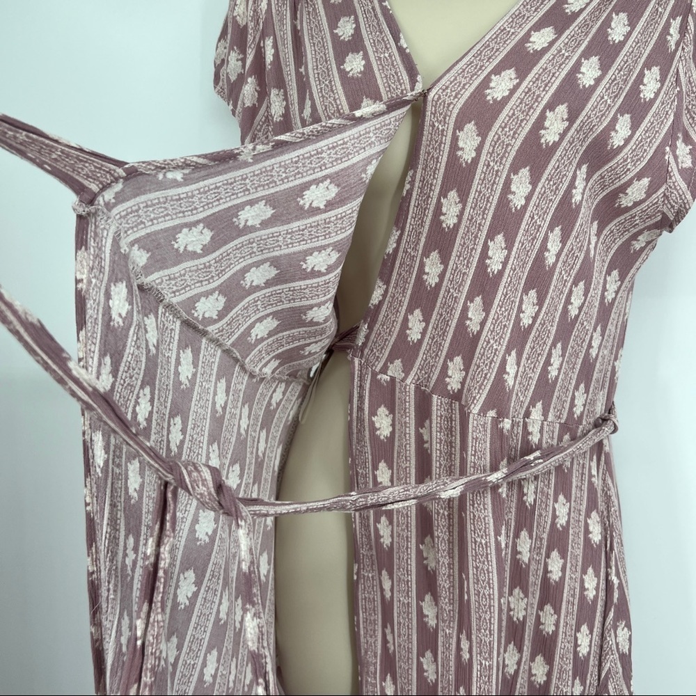Le Lis Wrap Floral Side Tie V-Neckline Cap Sleeve Striped Mauve Midi Dress - Picture 9 of 13